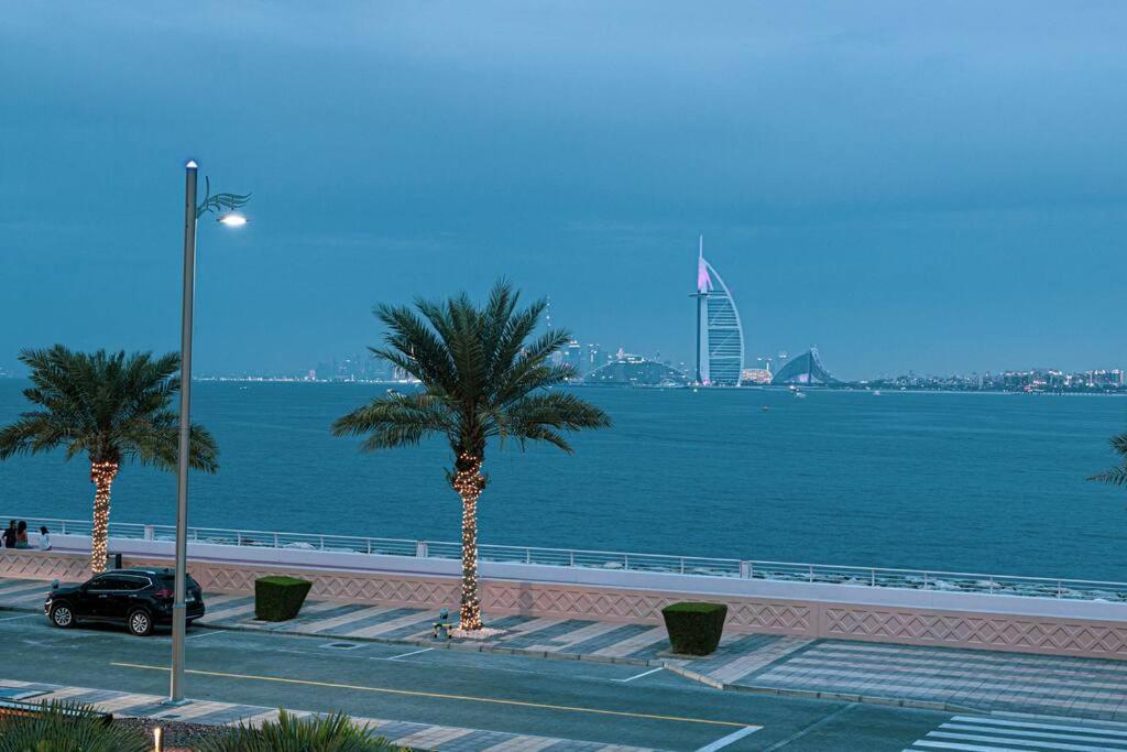 Appartement First Class 2br Expansive Balcony Oasis Dubai