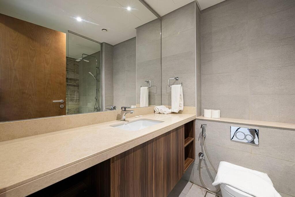 First Class 2br Expansive Balcony Oasis Appartement *