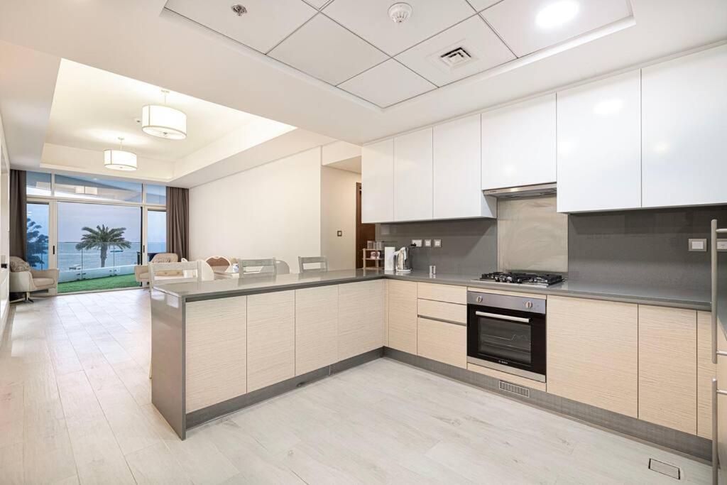 First Class 2br Expansive Balcony Oasis Appartement