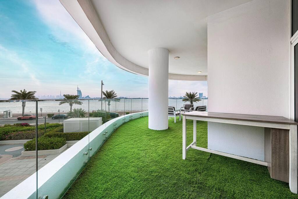 First Class 2br Expansive Balcony Oasis Appartement *